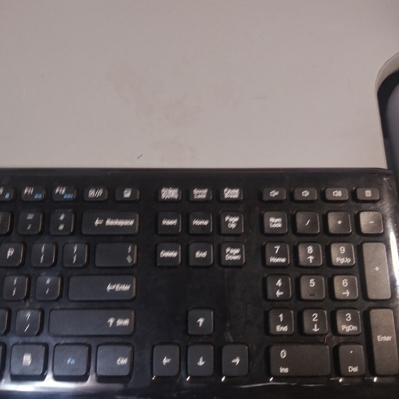 WIRELESS KEYBOARD - Picture 1 of 4